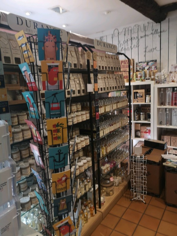 Où trouver une boutique de vêtements proposant la marque karma koma à proximité de la plage du Mourillon ? Toulon Superflu