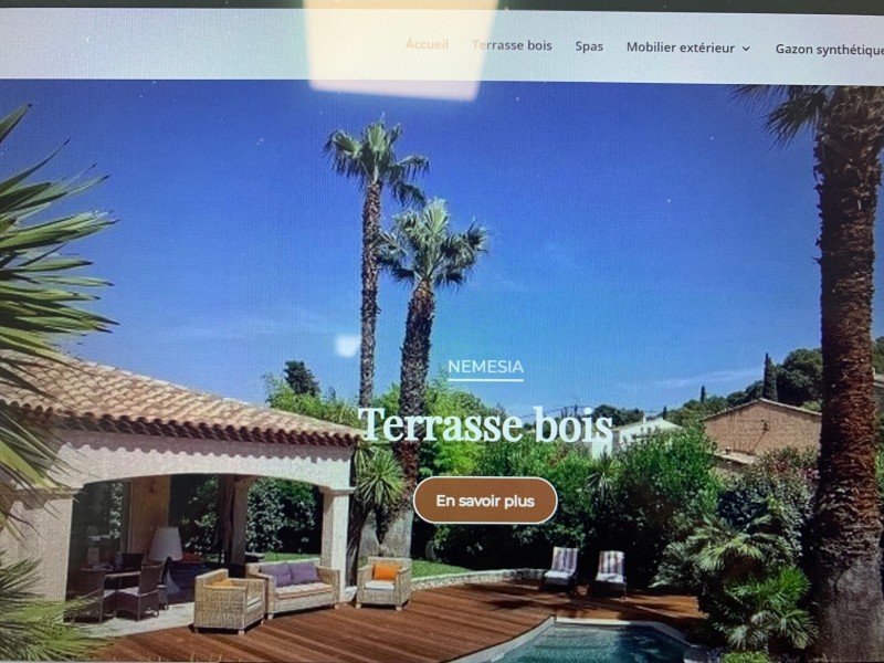 Vous recherchez une entreprise  spécialiste de la terrasse en bois pour embellir votre jardin près de Toulon, dans le Var