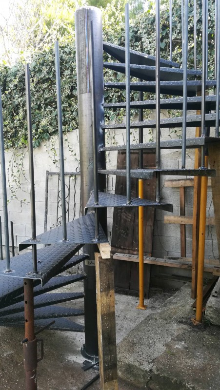 Fabrication sur mesure d'un escalier en colimaçon a forgé cassis
