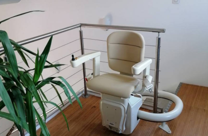 installation de fauteuil monte-escalier sur mesure avec virage à Marseille Bouches du Rhône