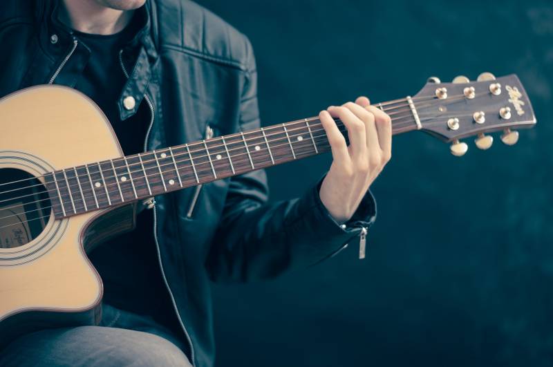 Pour des cours de guitare pas cher en couple à domicile à proximité de Lyon